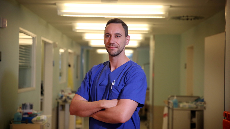 Dr. Christoph Büttner ist der neue Chefarzt der Intensivstation des Kamenzer Malteser Krankenhauses. Den Mund-Nasen-Schutz hat er nur fürs Foto kurz abgenommen. Angesicht der Corona-Lage blickt er mit Sorge auf die nächsten Wochen.