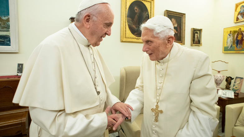 Der aktuelle Papst Franziskus (l) und sein Vorgänger, der emeritierte Papst Benedikt XVI, unterhalten sich im Kloster "Mater Ecclesiae". Bei Thema Zölibat sind die beiden allerdings gegenteiliger Meinung.