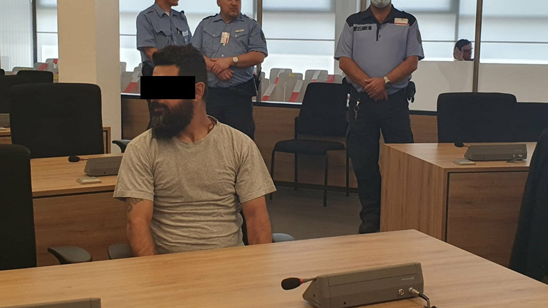 Majed H. steht wegen versuchten Totschlags vor dem Landgericht Dresden. Er soll den Angestellten eines Dönerladens niedergestochen haben. Bislang schweigt der 37-Jährige.