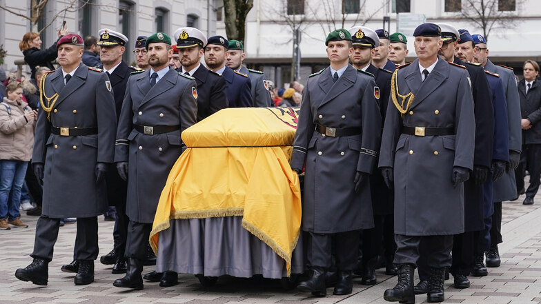 Soldaten begleiten nach dem Trauergottesdienst für Wolfgang Schäuble (CDU) den Sarg auf dem Weg von der Evangelischen Stadtkirche zum Friedhof.