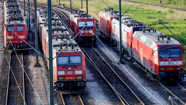 Lokomotiven stehen aufgereiht auf den Gleisen des Rangierbahnhofs Maschen. Die Deutsche Bahn und die Gewerkschaft EVG verhandeln erneut über Tariferhöhungen.