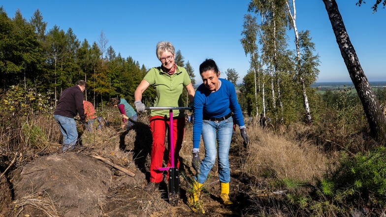 Andrea Keller (links) und Karla Koch haben sich auf den Weg gemacht und waren beim Baumpflanzen im Königshainer Forst dabei.