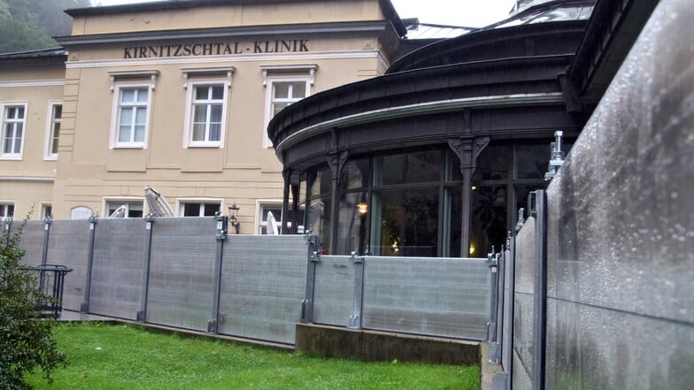 In der Kirnitzschtalklinik in Bad Schandau wurde vorsorglich die Hochwasserschutzwand


aufgestellt.