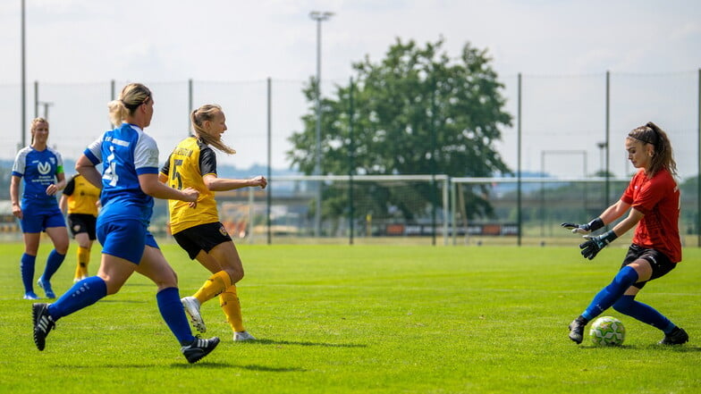 Ein Moment für die Vereinschronik: In dieser Szene erzielt Aline Bartlick den ersten Treffer für eine Frauenmannschaft der SG Dynamo Dresden.