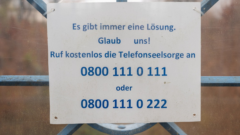 Seit ein paar Tagen gibt es an der Teufelsbrücke den Hinweis auf die Telefonseelsorge in Bautzen.