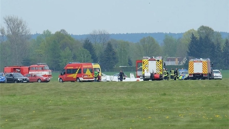 Ein Großaufgebot an Feuerwehr und Rettungskräften war am Dienstag auf dem Klixer Flugplatz, um sich um die schwer verletzte Pilotin zu kümmern.