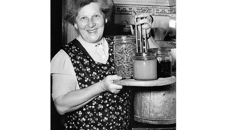 Als das Einkochen Hochkonjunktur hatte: Im August 1954 zeigte eine Hausfrau, mit welcher Gartenvielfalt sie gleich den Einkochtopf befüllen wird.