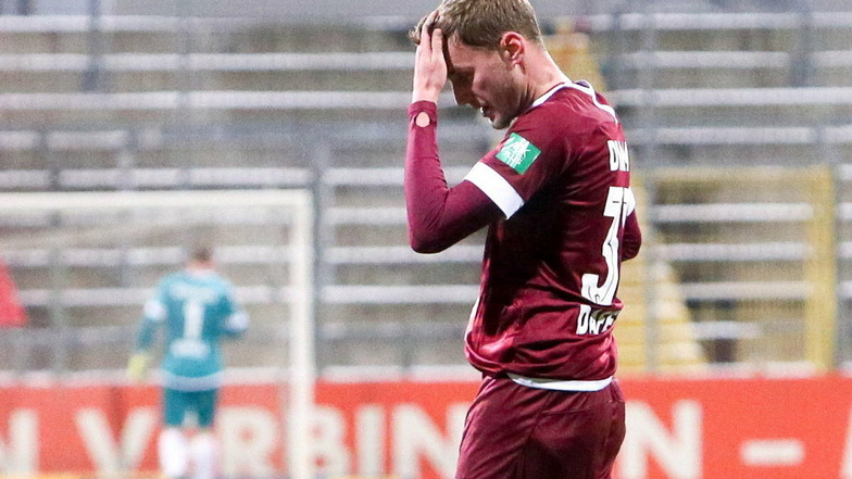 Restlos bedient: Christoph Daferner fasst sich nach dem Abpfiff an den Kopf. Kurz vor seinem 23. Geburtstag verliert Dynamo - behält aber die Tabellenführung.