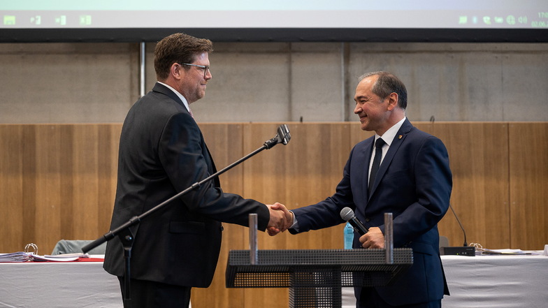 Oberbürgermeister Octavian Ursu (rechts) beglückwünscht Benedikt Hummel zur Wahl als Bürgermeister für Kultur, Jugend, Schule, Sport, Soziales, Bauen und Stadtentwicklung. Beide Männer sind CDU-Mitglieder.