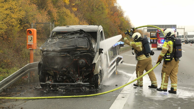 Dieser polnische Autotransporter ging auf der A4 in Flammen auf.