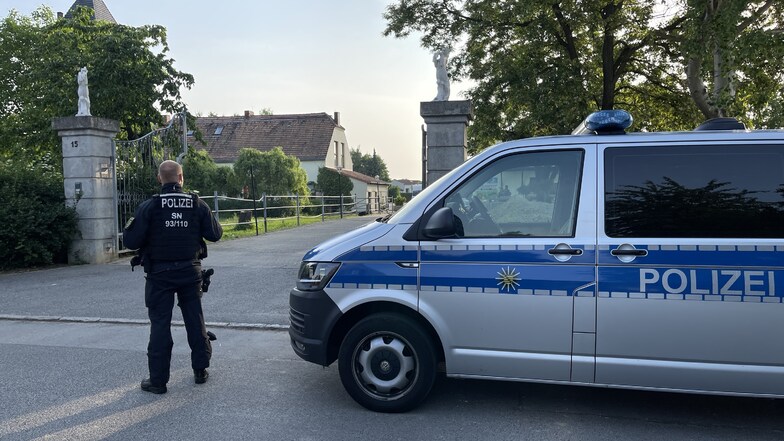 Seit dem frühen Morgen arbeitet die Polizei auf dem Rosenhof Görlitz.