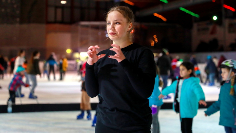 Mariya Kadieva ist eine von zwei Trainerinnen, die bei der ZSG Jondorf Interessierten das Eiskunstlaufen beibringt.