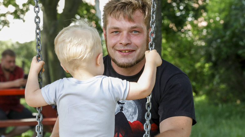 Stefan Engelmann und sein Sohn Luis auf dem Spielplatz. Die Familie lebt von Hartz IV.
