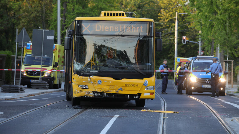 Dieser Bus wurde am Mittwoch in einen schweren Unfall verwickelt.
