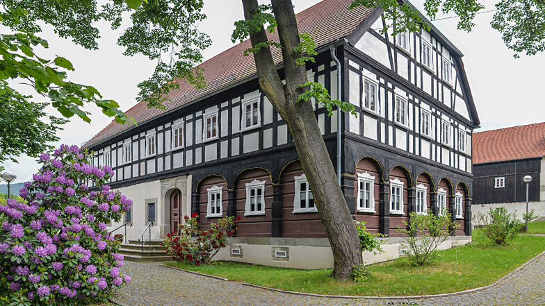 Dieses Umgebindehaus gehört zum Dreiseitenhof am Veranstaltungshaus Blaue Kugel in Cunewalde. Es ist rundum saniert. Andere Exemplare sind dem Verfall preisgegeben.
