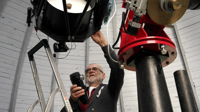 Vereinsmitglied Hans-Dieter Köhler an einem der Spiegelteleskope. Diese können am Sonnabend nicht nur besichtigt werden.