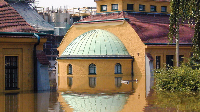 Im Klärwerk geht im August 2002 nichts mehr. In den Fluten spiegeln sich die Konturen des Grobrechen-Gebäudes (l.) und der Siebscheibenhalle.