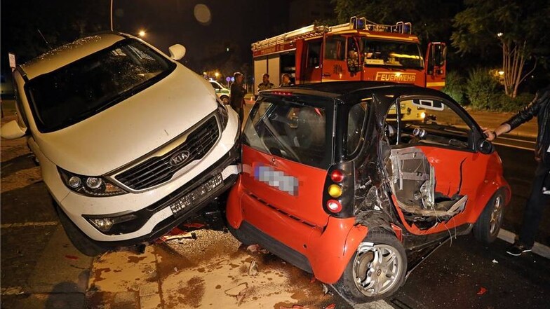 Die Smartfahrerin verletzte sich bei dem Unfall schwer, sie wurde in ein Krankenhaus gebracht.