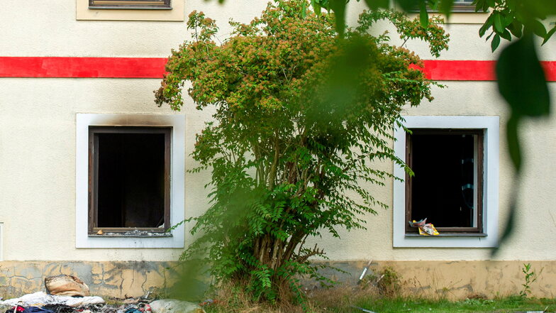 Schauplatz in Görzig im Juli: Im Inneren des Hauses soll der 52-jährige Beschuldigte ein Feuer gelegt haben. Sachen und Bekleidung wurden aus dem Fenster geworfen, um sie vor den Flammen zu retten.