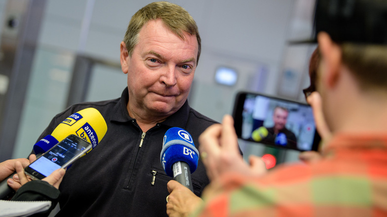 Ein gefragter Mann: Claus-Peter Reisch, ehemals Kapitän des Seenotrettungsschiffs "Lifeline", gibt nach seiner Landung am Flughafen in München ein Interview.