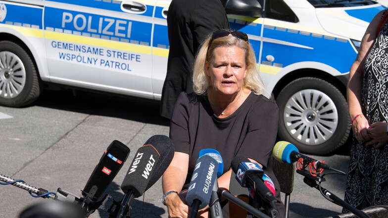 Bundesinnenministerin Nancy Faeser (SPD) bei ihrem Besuch auf der Görlitzer Stadtbrücke.