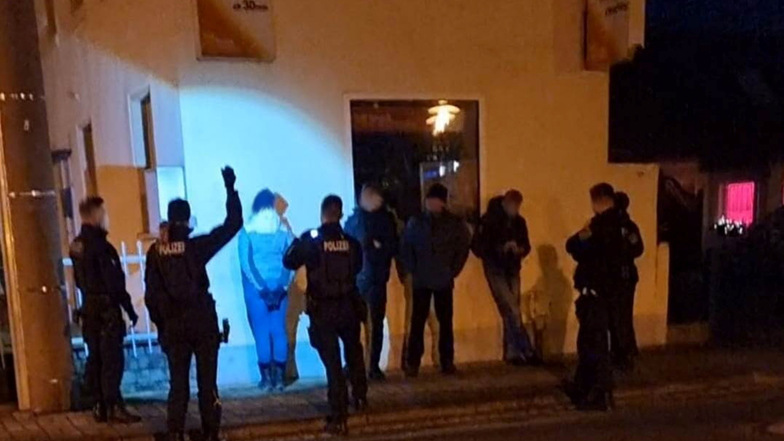 Montagsspaziergang in Nünchritz am 6. Dezember: Die Polizei nahm Personalien von neun Teilnehmern auf. Der Einsatz war angemessen, sagt ein Sprecher.