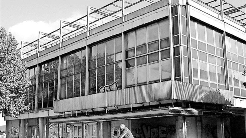 Der Fresswürfel Seine markante Glas-Aluminium-Fassade bestimmte den Postplatz. 1967 eröffnet, bot es zahlreichen Restaurants, Bars und Cafés Platz. Abriss 2007. Foto: Marion Gröning