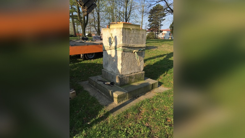 Gedenkstein kehrt restauriert auf den alten Friedhof zurück