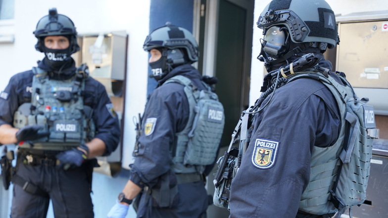 Mehr als 130 Festnahmen bei Polizeigroßeinsatz gegen Schleuserbanden