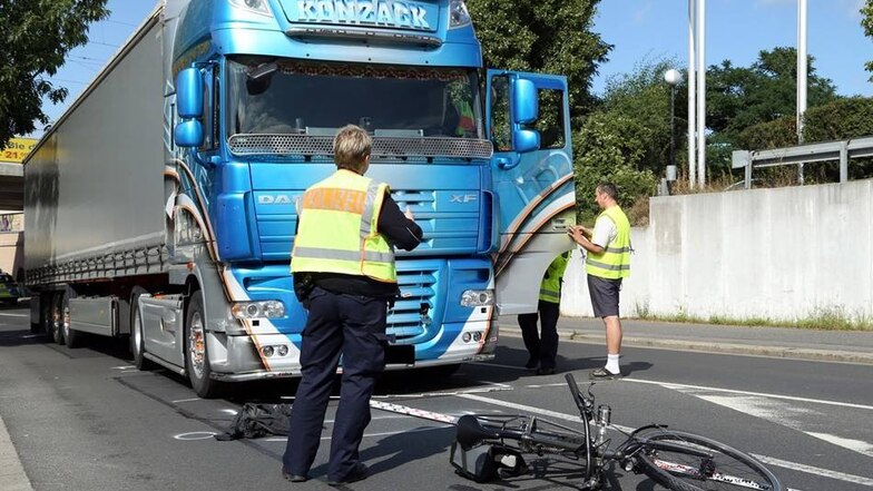 Ein 40-jähriger Radfahrer hat am Mittwochmittag bei einem Verkehrsunfall auf der Fabrikstraße schwere Verletzungen erlitten.