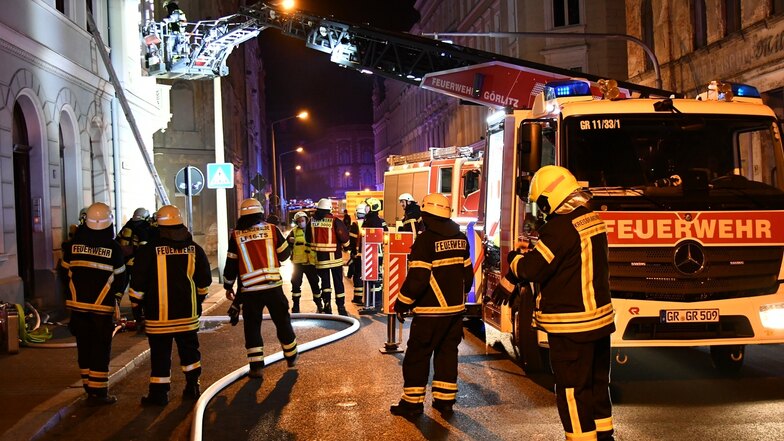 Kameraden der Berufs- und Freiwilligen Feuerwehr Görlitz evakuierten das Mehrfamilienhaus, das völlig verqualmt war.