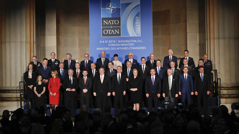 Heiko Maas (SPD, 2. Reihe Mitte), Außenminister von Deutschland, steht neben den Außenministern der NATO-Staaten für ein Gruppenfoto während eines Festaktes zum 70-jährigen Bestehen der NATO. 