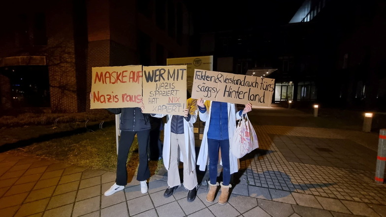 Medizinstudenten hatten sich am Donnerstag schützend vor die Uniklinik Dresden gestellt, weil Rechtsextremisten und "Querdenker" dort zu einer Demonstration aufgerufen hatten.