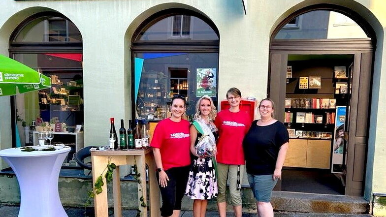 Die kürzlich gekürte Sächsische Weinprinzessin Nicole Baumgärtel weilte auf Einladung des DDV Lokals der Sächsischen Zeitung zum Einkaufssonntag in Kamenz.