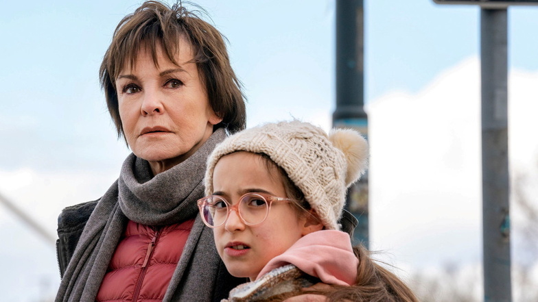 Katrin Sass als Karin Lossow mit ihrer Nichte Merle (Elsa Krieger) in einer Szene des Usedom-Krimis.