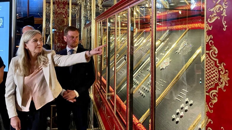 Marion Ackermann, Generaldirektorin der Staatlichen Kunstsammlungen, und Michael Kretschmer (CDU), Ministerpräsident von Sachsen, stehen vor der Vitrine mit den zurückerlangten Juwelen im Historischen Grünen Gewölbe im Dresdner Residenzschloss.