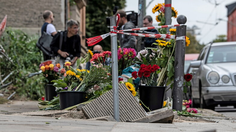 Blumen und Kerzen haben Menschen an der Stelle abgestellt, an der am 06.09.2019 vier Menschen bei einem Verkehrsunfall gestorben waren. Ein Auto war hier auf einen Gehweg gefahren.