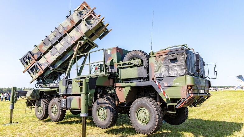 Ein "Patriot"-Raketenabwehrsystem wird auf dem Stadtfest in Dresden ausgestellt.