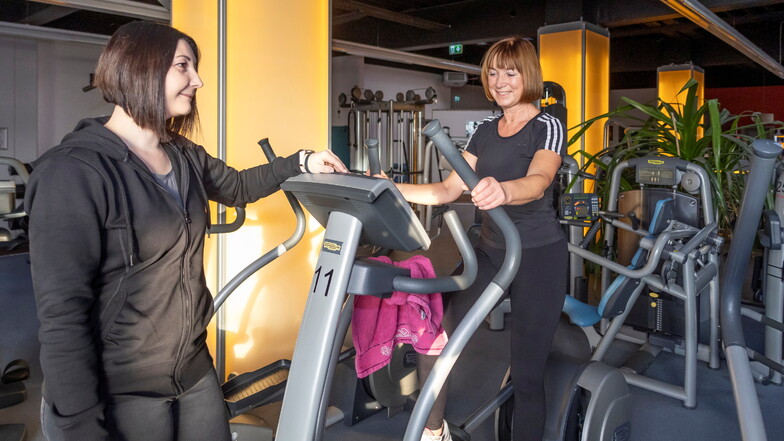 Ulrike (rechts) trainiert im Fitness-Studio Solemed in Leisnig unter den Augen von Servicefachkraft Bea Tepasse.