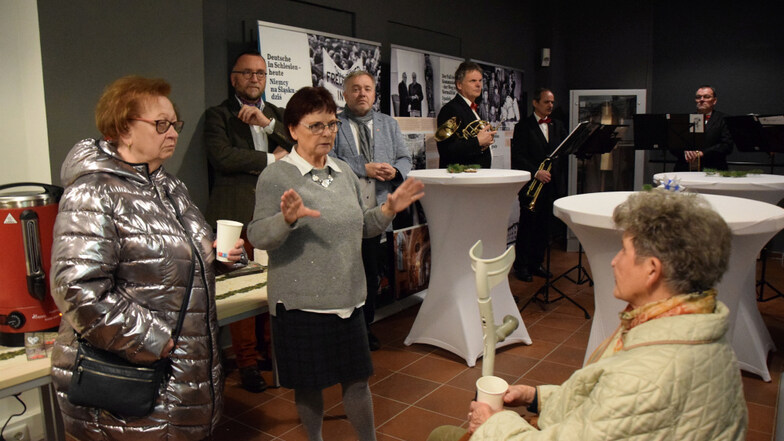 Margrit Kempgen (2.v.l. ) von der Kirchlichen Stiftung Evangelisches Schlesien aus Görlitz erklärt den Besuchern die Krippenausstellung.