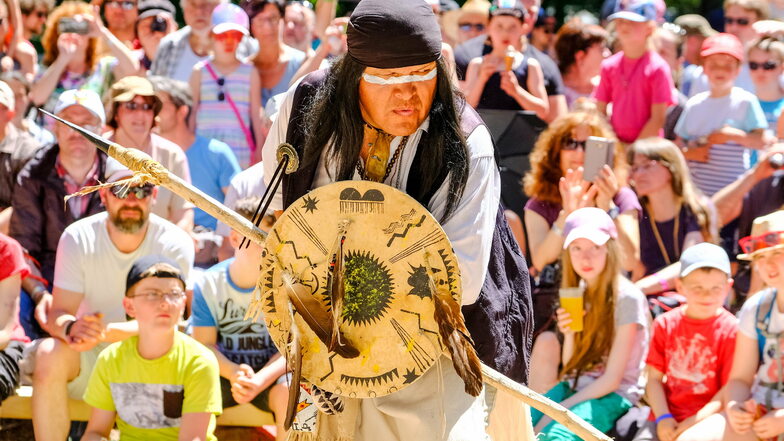 Zu den Karl-May-Festtagen kommen wieder Tausende Menschen zu den Cowboy- und Indianerspielen in den Lößnitzgrund.