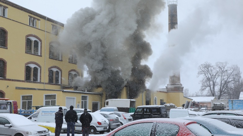 Hier brannte eine Kfz-Werkstatt in Dresden-Niedersedlitz. Anwohner sollen ihre Fenster schließen, der Qualm behindert auch den Verkehr auf der nahen Bismarckstraße.