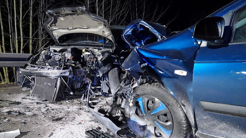 Einer der schlimmsten Unfälle im Jahr 2022 in Freital: Am 13. Januar stoßen im Poisental zwei Autos frontal zusammen.