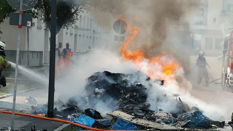 Die Berufsfeuerwehr (Wache Striesen) und die Freiwillige Feuerwehr Niedersedlitz sind derzeit noch im Einsatz, um brennenden Müll in Dresden-Leuben zu löschen.