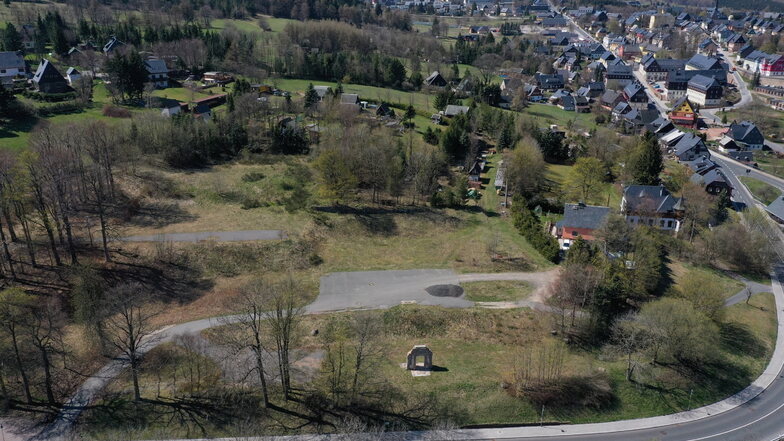 Das Areal an der Zinnwalder Straße in Altenberg, auf dem früher das Gymnasium stand, wäre ein geeigneter Standort für ein Hotel.