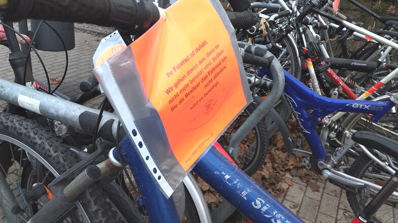 Schrotträder am Pirnaer Bahnhof: Wird das noch gebraucht, oder kann das weg?