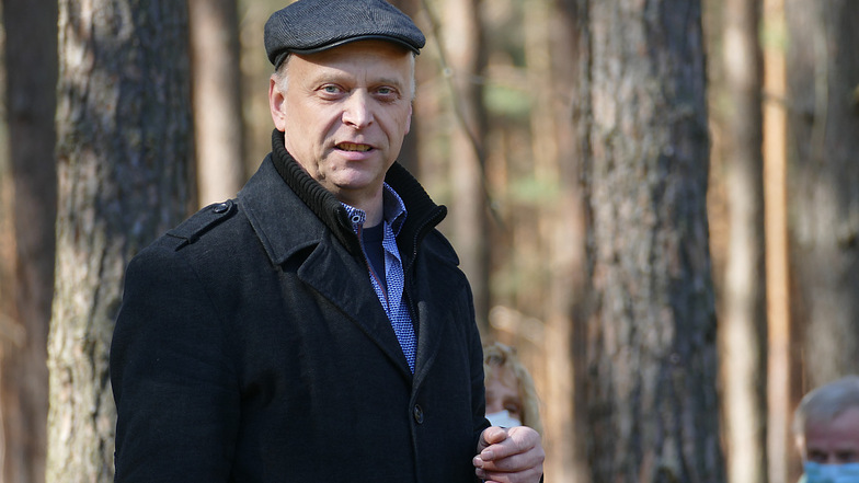 Vorstandsvorsitzender Ulf Lutzens bei einer Begehung im Wald.