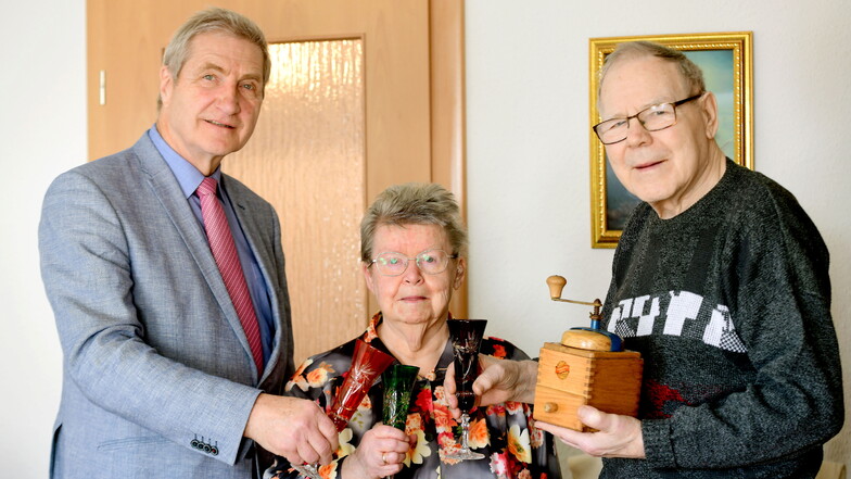 Andreas Mannschott, stellvertretender Zittauer OB, gratulierte Gisela und Manfred Voigt zu dem seltenen Jubiläum. Die Kaffeemühle ist ein Hochzeitsgeschenk, das das Paar aufgehoben hat.