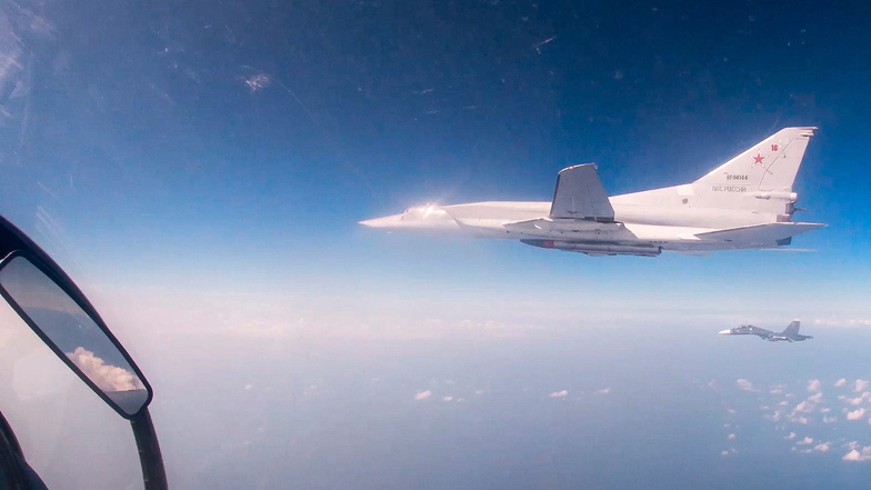 Auf diesem Videostandbild des Pressedienstes des russischen Verteidigungsministeriums ist ein Tu-22M3-Bomber  zu sehen.