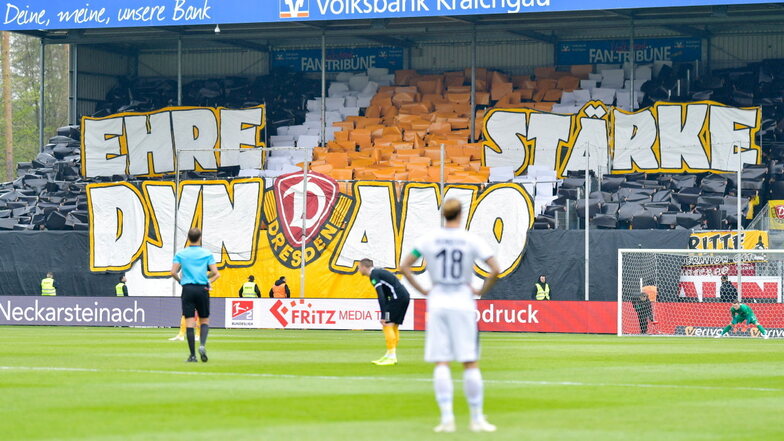 2019 gastierte Dynamo bisher zum letzten Mal vor Zuschauern in Sandhausen. Die Dresdner Fans zeigten zu Spielbeginn Transparente mit der Aufschrift „Ehre, Stärke, Dynamo“. Dresden verlor 1:3.